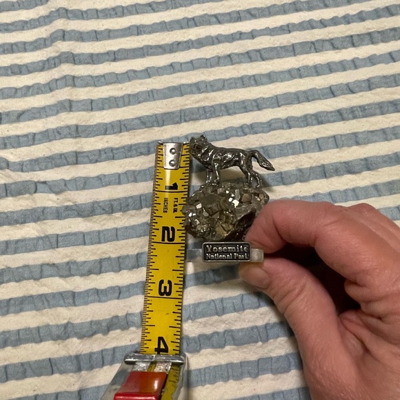 Yosemite National Park souvenir small coyote on sparkling rock - Picture 2 of 4